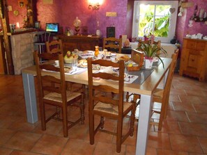 Free daily continental breakfast