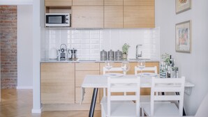 Lägenhet Premium | Eget kök | Kylskåp, mikrovågsugn, spishäll och diskmaskin