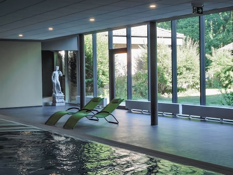 Una piscina techada. Bergmark Hotel