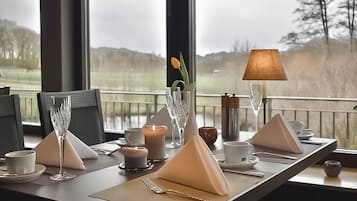 Se sirven cenas y cocina regional, con vista al jardín