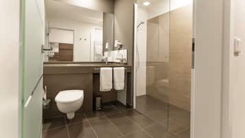 Premium-Doppelzimmer (small) | Badezimmer | Kostenlose Toilettenartikel, Haartrockner, Handtücher