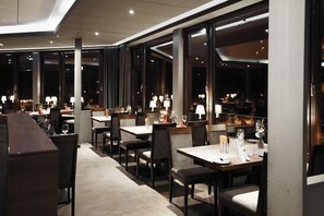 Dßner servi sur place, spécialités Cuisine régionale, vue sur le jardin