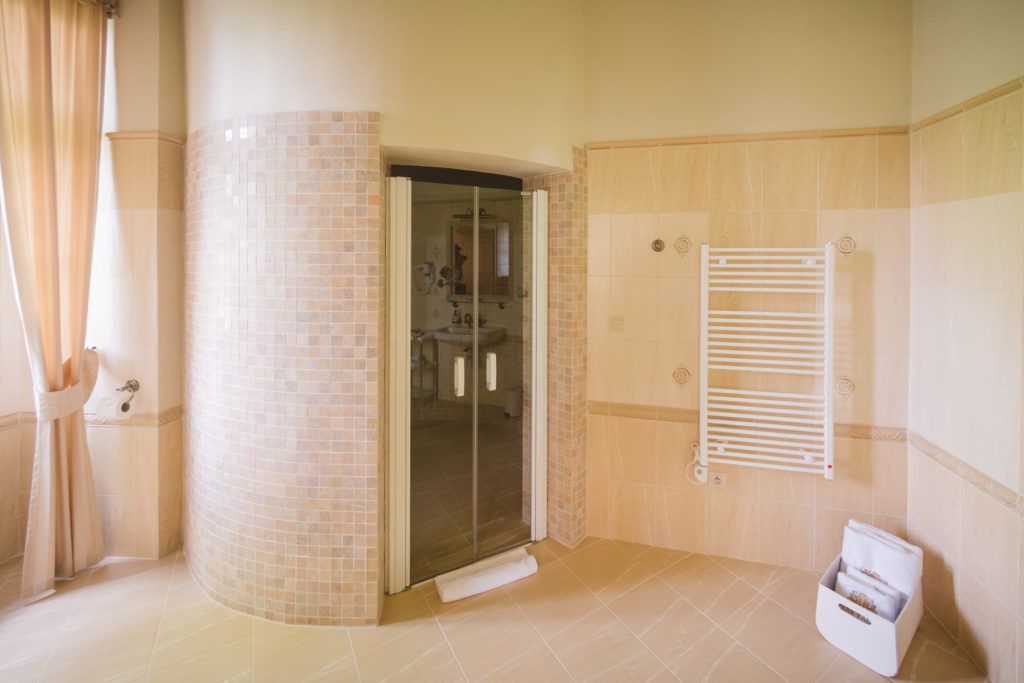 deluxe double room | bathroom | free toiletries, hair dryer, bathrobes, slippers