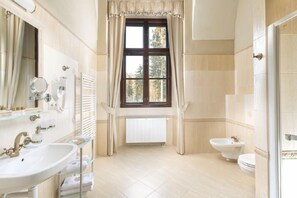 Deluxe Double Room | Bilik Mandi | Kelengkapan dandanan diri percuma, pengering rambut, jubah mandi 