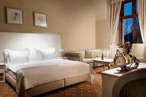 Deluxe Double Room | Bar mini, peti besi dalam bilik, meja, kalis bunyi 