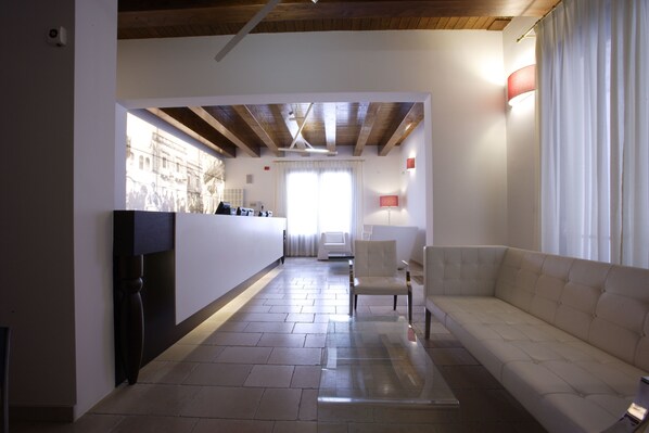 Coin salon dans le hall