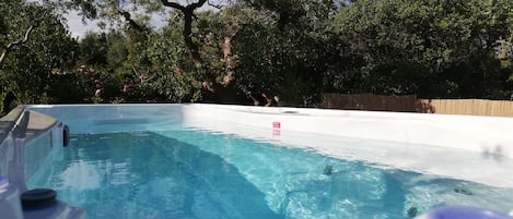 Piscine extérieure, chaises longues