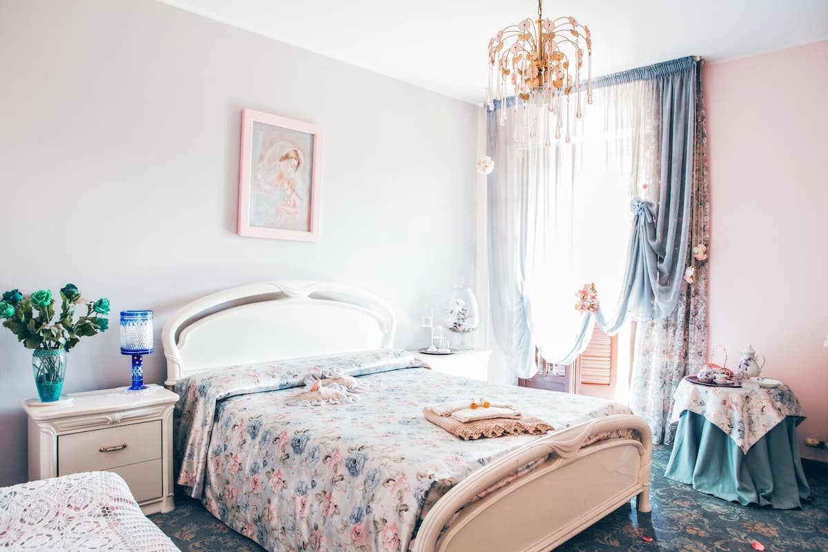 Couette en duvet d'oie, bureau, fer et planche à repasser