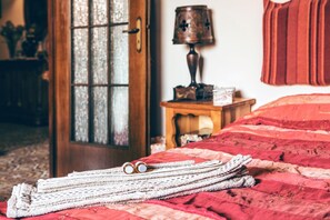 Couette en duvet d'oie, bureau, fer et planche à repasser