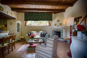 Dúplex, 1 dormitori | Sala d'estar | Televisor de pantalla plana i llar de foc 