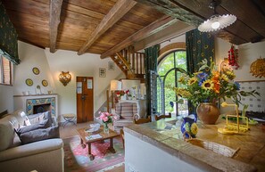 Dúplex, 1 dormitori | Sala d'estar | Televisor de pantalla plana i llar de foc 