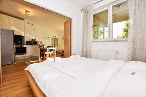 Apartament Deluxe, 1 dormitori, balcó (ul. Wsz. Świętych 2B) | Roba de llit hipoal·lergògena i escriptori 