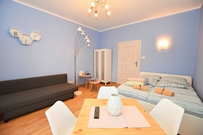 Appartement, 2 chambres (Stu3 Olawska 3) | Aire de séjour | Téléviseur à écran plat de 32 po avec télévision numérique, téléviseur