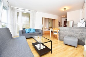 Apartament Deluxe, 1 dormitori, balcó (ul. Wsz. Świętych 2B) | Sala d'estar | Televisor de pantalla plana de 32 polzades amb canals digitals 