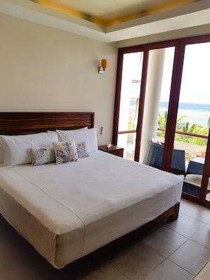 Exclusive-huoneisto | Tallelokero huoneessa, yksilöllisesti kalustettu, silitysrauta/-lauta