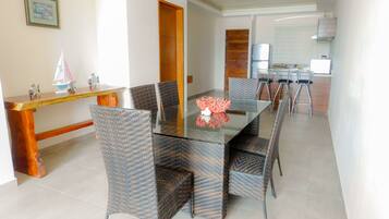 Penthouse exclusivo, 2 habitaciones, balcón, vista a la playa | Caja de seguridad en la habitación y muebles diferentes