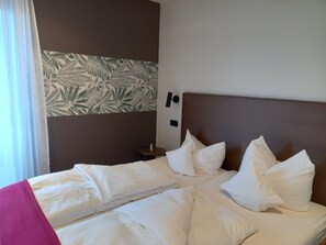 Standard Double Room | Desk, blackout drapes, iron/ironing board, free WiFi - Hotel Restaurant Martha (Wertheim)