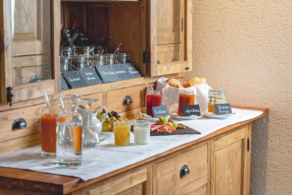 Dagelijks ontbijtbuffet (EUR 15 per persoon)