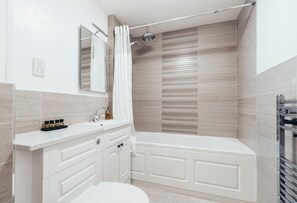 Doppelzimmer (Large) | Badezimmer | Kostenlose Toilettenartikel, Haartrockner, Handtücher