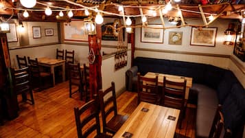2 bars/lounges