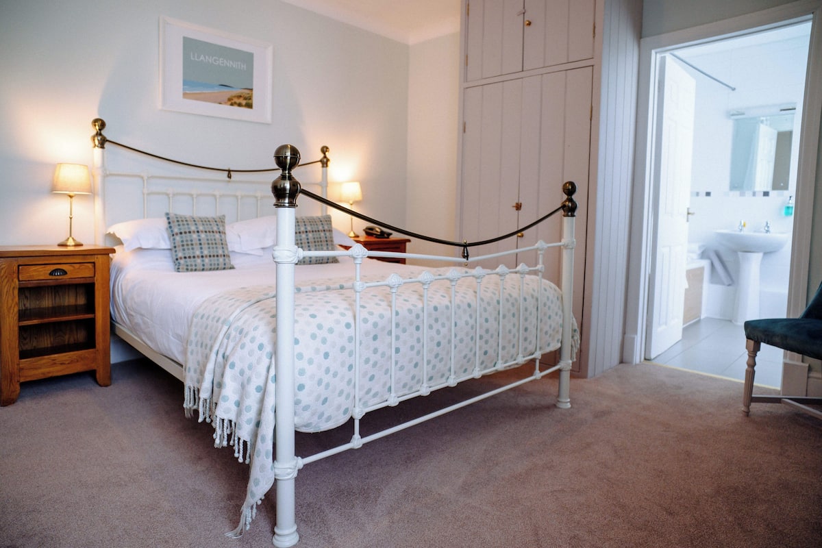 Standard Double Room - above pub | 1 bedroom, premium bedding, iron/ironing board, free WiFi