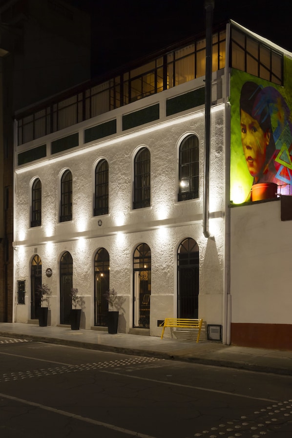 Fachada de la propiedad por la tarde o noche