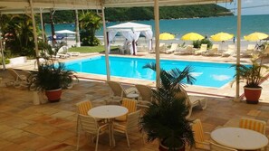 Outdoor pool, pool umbrellas, pool loungers - Hotel Torremolinos (Ubatuba)