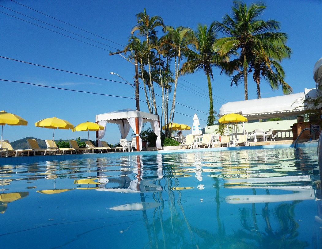 室外泳池；泳池傘、躺椅