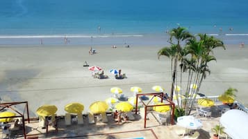 Piscina externa, guarda-sóis, espreguiçadeiras