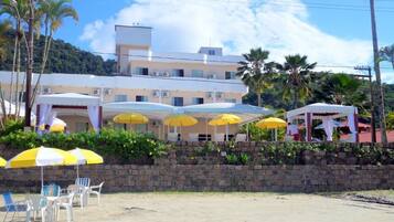 En la playa, camastros, sombrillas y toallas de playa