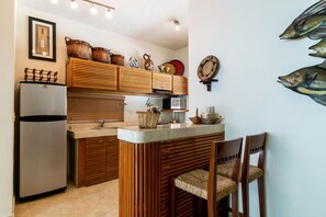 Condo, 1 grand lit, non-fumeur | Cuisine privée | Réfrigérateur, four à micro-ondes, surface de cuisson, cafetière-théière