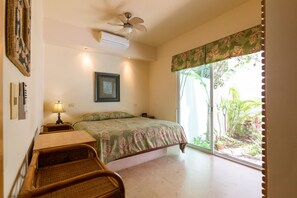 Condo, 1 grand lit, non-fumeur | 1 chambre, coffre-fort, lit de bébé (gratuit), lit d’appoint (gratuit)