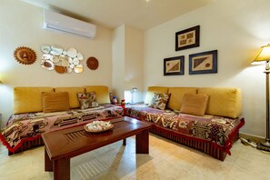 Appart'hôtel, 1 grand lit, non-fumeurs | Coin séjour | Télévision à écran plat