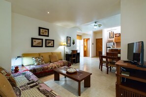 Appart'hôtel, 1 grand lit, non-fumeurs | Coin séjour | Télévision à écran plat