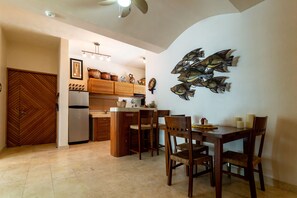 Condo, 1 Queen Bed, Non Smoking | In-room dining