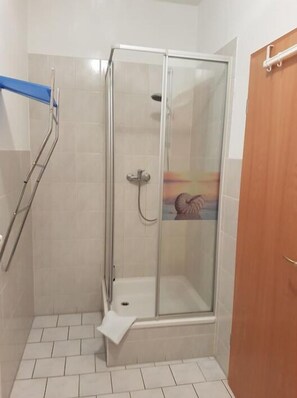 Douche, serviettes fournies