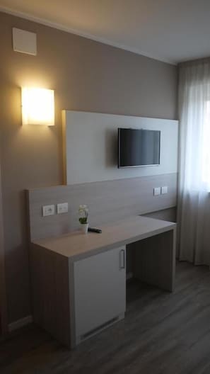 Individually decorated, individually furnished, free WiFi, bed sheets - Hotel Europa (Marostica)
