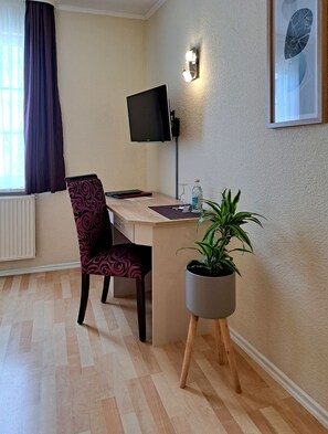 Enkeltrom | Skrivebord, strykejern/-brett og barnesenger