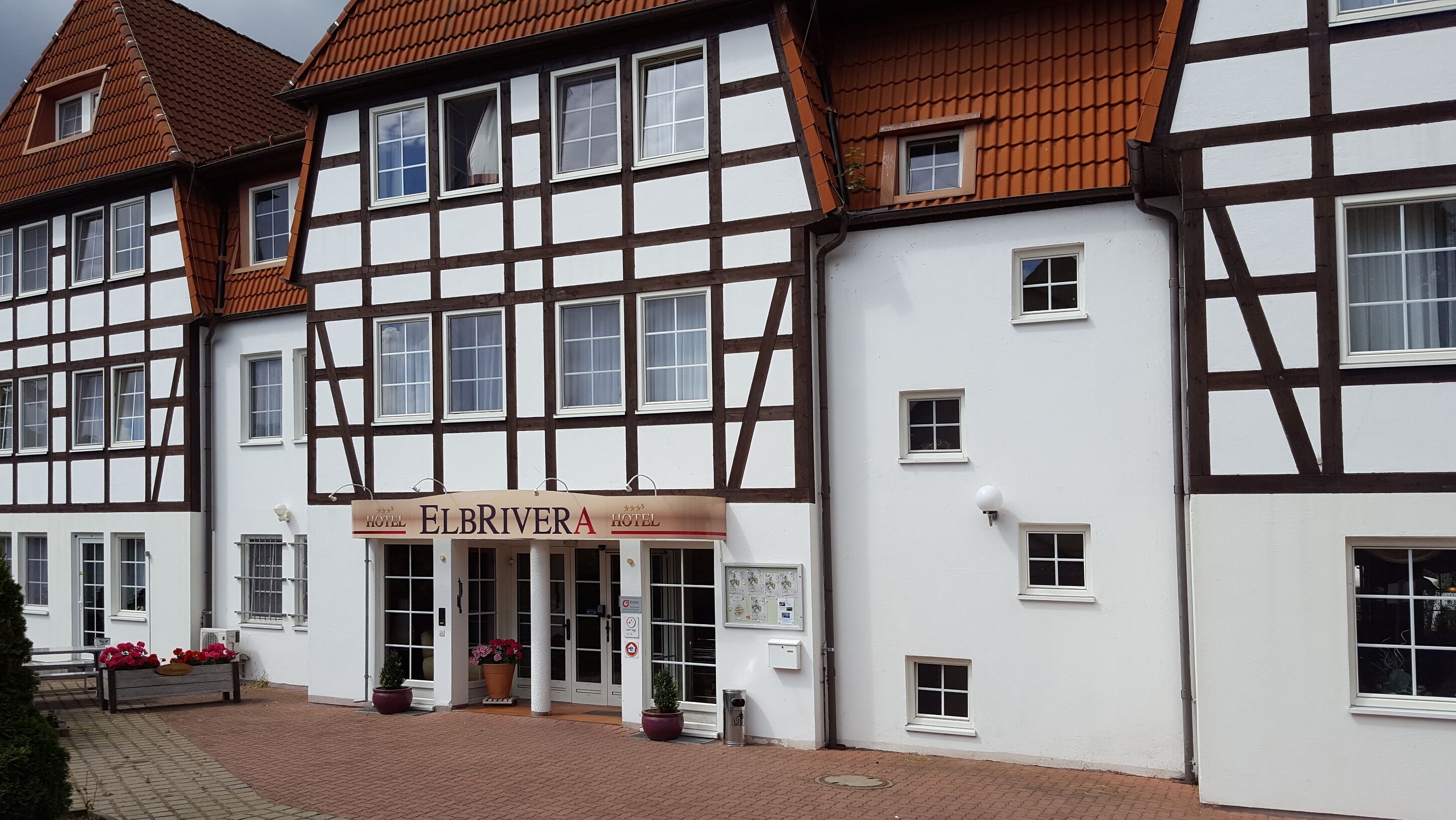Un hotel tradicional de entramado de madera con un letrero que dice "ELBRIVERA HOTEL".