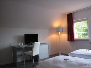 Comfort Double Room | Desk, iron/ironing board, cribs/infant beds, rollaway beds