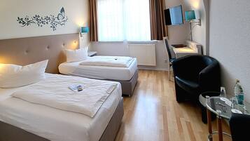 Habitación clásica con 1 cama matrimonial o 2 individuales | Escritorio, tabla de planchar con plancha, cunas y camas extra