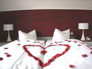 Family Room | Desk, iron/ironing board, cots/infant beds, rollaway beds - Hotel ElbRivera Alt Prester (Magdeburg)