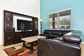 House, Multiple Beds, Private Pool, Pool View | Living room