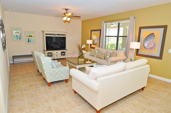 Casa, varias camas, alberca privada, vista a la alberca | Sala de estar | Televisión de pantalla plana y reproductor de DVD 