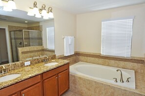 Casa, varias camas, alberca privada, vista a la alberca | Baño | Tina con regadera y toallas 