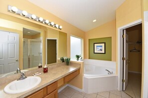 Ferienhaus, Mehrere Betten, eigener Pool, Poolblick | Badezimmer | Duschwanne, Handtücher