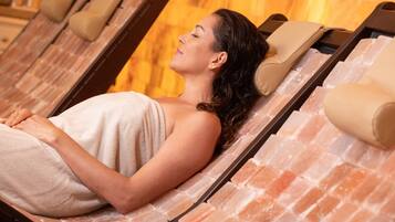 Salas de tratamiento para parejas, un sauna, baño turco