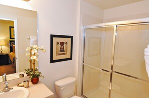 House, Multiple Beds, Private Pool, Pool View | Bathroom