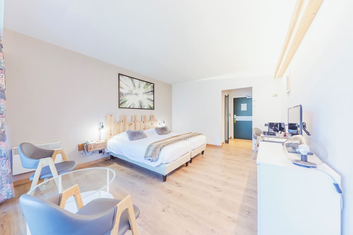 Classic Room | 1 bedroom, in-room safe, desk, blackout drapes