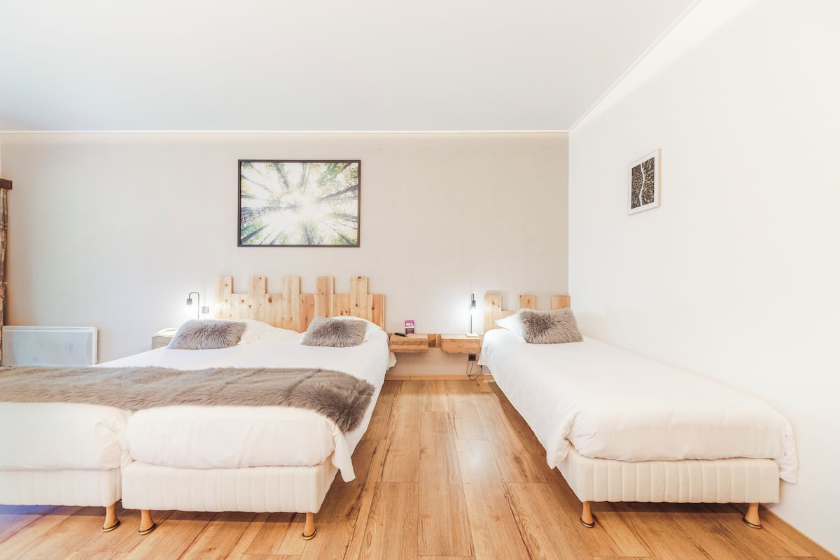 Classic Triple Room | 1 bedroom, in-room safe, desk, blackout drapes